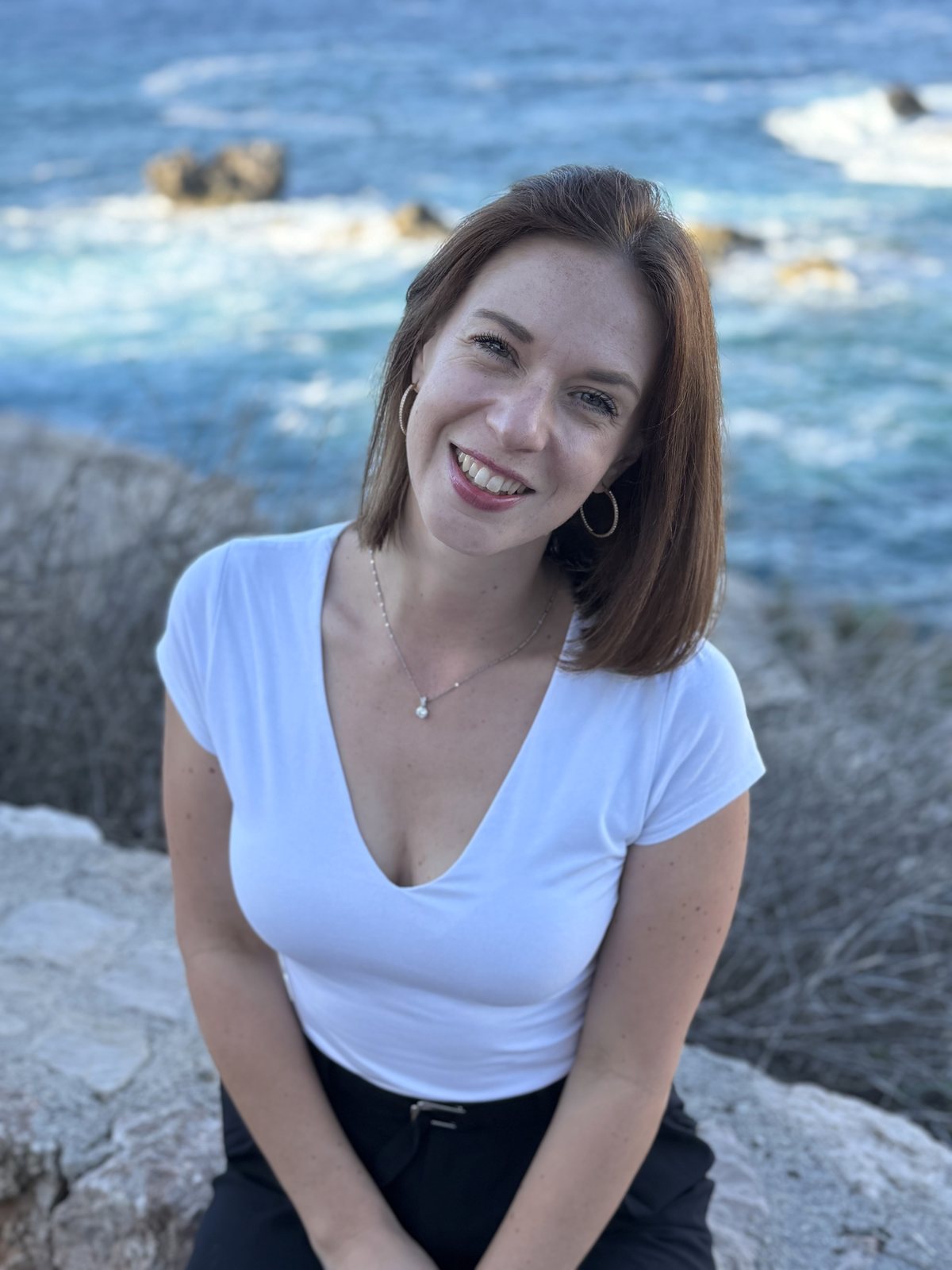 Svenja Widmann an der Küste auf Mallorca